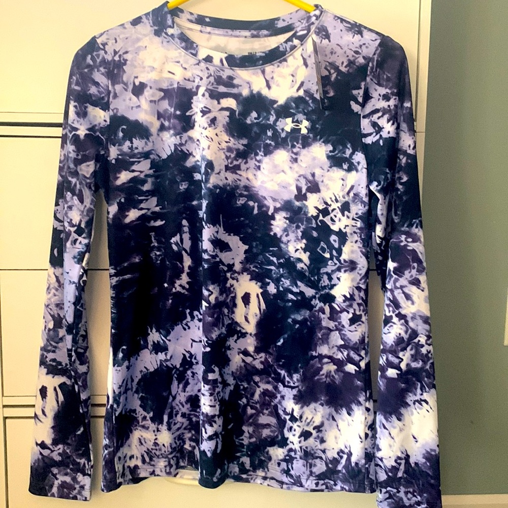 Loose fit under armour long sleeve shirt.